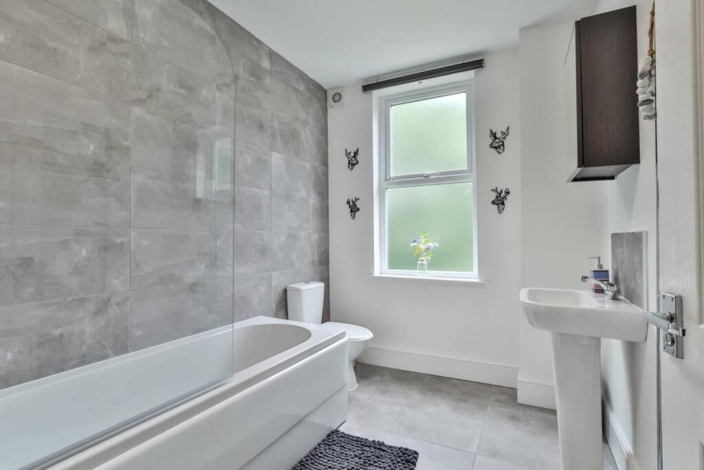 Refurbished Plush Property Great Transport Links Sheffield Exterior photo